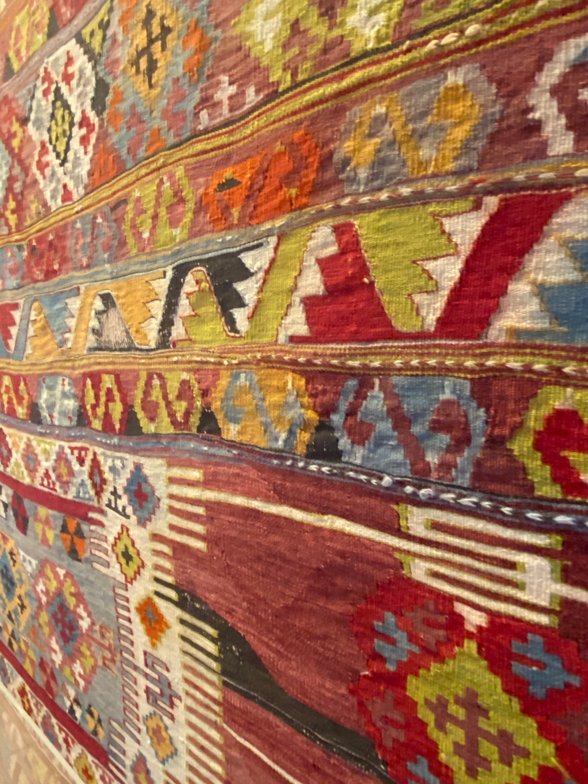 Can hand-woven carpets be repaired?